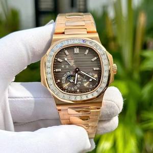 Reloj de lujo personalizado con diamantes de moissanita, esfera con números romanos, estilo bust down con diamantes baguette, precio al por mayor, reloj para hombre - Product Image 3