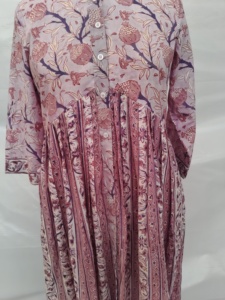 Vestido Maxi de Algodón con Estampado de Flores Rosadas para Mujer, Cuello Camisero, Botones al Frente, Cintura Plizada, Estilo Casual y Moderno - Product Image 4