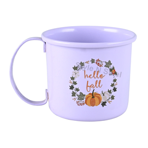 Taza metálica amarilla con diseño de corona navideña y asa para uso festivo - Product Image 3