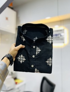 Kurta de Algodón Negro para Hombre con Estampado Floral Blanco, Corte Regular, Largo hasta la Rodilla, Estilo Tradicional Indio Pakistaní, para Fiestas, Bodas y Uso Casual - Product Image 3