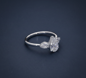 Bague de fiançailles en or blanc 14 carats plaqué rhodium avec 3 diamants de laboratoire certifiés IGI de 1,50 ct, forme poire, couleur F, pureté VVS2, pour femme - Product Image 5