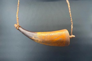 Correa de Cuero de Color Natural con Diseño Floral, Hecha a Mano y Ecológica, de Cuerno de Búfalo, de ILAHI, Estilo Rústico, Artística y Coleccionable, Uttar - Product Image 2