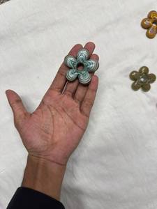 Perles en verre ondulées à 5 pétales de 30 mm faites à la main - Perles en verre africaines Krobo multicolores à rayures tourbillonnantes pour la création de bijoux - Product Image 1