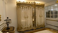 Ensemble de chambre à coucher de luxe en bois de teck massif, style mi-siècle, antique, pour appartement ou hôtel, avec lit king-size sculpté doré, armoire et 2 tables de nuit, coiffeuse