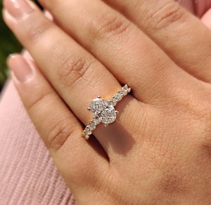 Bague de fiançailles ovale pavée de diamants de laboratoire de 1,50 à 5,00 carats, avec bande pavée ronde, en or 14K/18K, argent PT950/S925, certifiée IGI - Product Image 1