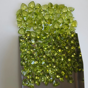 Péridot vert naturel 5 mm, taille triligne, qualité supérieure, pierre précieuse en vrac pour la fabrication de bijoux - Product Image 4