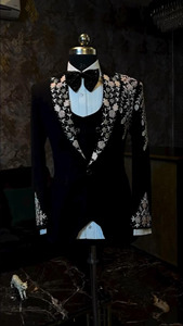 Blazer de smoking noir brodé pour homme avec revers à motif floral, veste de costume de mariage avec nœud papillon et gilet - Product Image 5