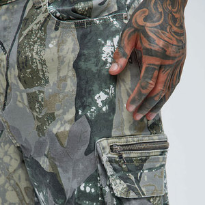 Shorts en jean pour hommes avec logo personnalisé, design embossé, chaîne et pierres imprimées, style streetwear. - Product Image 6
