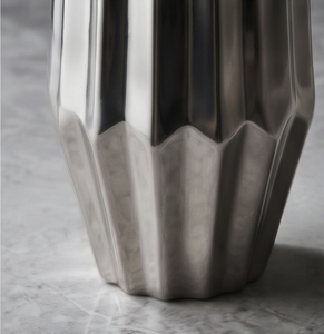 Vase à fleurs en métal argenté de qualité supérieure, texture cannelée verticale unique, grand centre de table décoratif pour salon moderne, bureau, hall d'entrée - Product Image 3