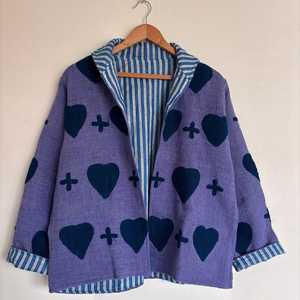 Robe décontractée ample vintage en tissu écologique à imprimé cœurs violets, col contrastant, doublure rayée, longueur mini - Product Image 1