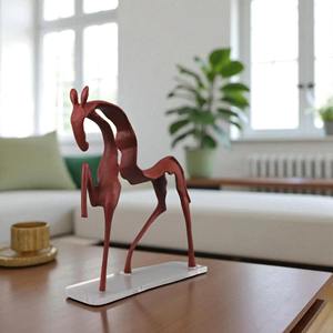Escultura abstracta de caballo de metal rojo, pieza decorativa adecuada para la decoración del centro de la sala de estar y la decoración de la oficina, procedente de la India. - Product Image 2