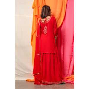 ชุดเดรสทรงเอไลน์สีแดงกุหลาบประดับด้วยลายปักสีทองแบบแฮนด์เมด ไซส์ XS เอวทรงเอ็มไพร์ คอไขว้แบบผูกเชือก ผ้าออร์แกนซ่า - Product Image 1