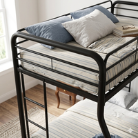 Lit superposé moderne noir en métal, double sur grand lit, avec échelle inclinée, barrière haute et bords arrondis pour chambre d'enfant