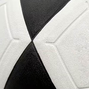 ลูกฟุตบอลดีไซน์แฟชั่นใหม่ล่าสุด คุณภาพสูง น้ำหนักเบา พร้อมสีสันและลวดลายที่ปรับแต่งได้ - Product Image 4