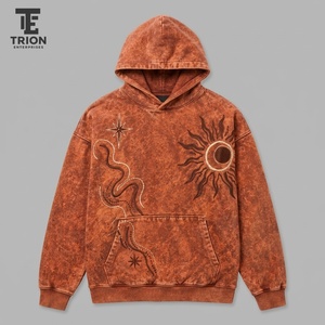 Sudadera con capucha para hombre de estilo moderno con lavado ácido y bordados. Presenta tela suave, bordados elaborados y un acabado lavado. - Product Image 6