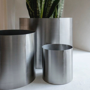 กระถางโลหะแบบดั้งเดิมที่ได้รับแรงบันดาลใจจากดีไซน์คลาสสิกเพื่อการตกแต่งสวนและบ้านที่เหนือกาลเวลา - Product Image 1