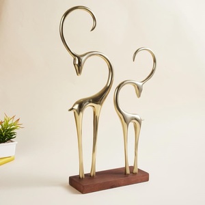 Statues de cerfs abstraites modernes en or, figurines de gazelles en métal de luxe sur socle en bois, sculpture animale élégante pour la décoration de la maison et du bureau - Product Image 1