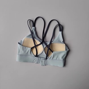 Sujetador deportivo rosa de cuello redondo para mujer, con doble capa, tirantes convertibles, ribete en contraste, sin costuras, transpirable, y shorts elásticos activos. - Product Image 6