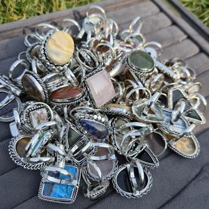 Bague en laiton avec pierres précieuses naturelles pour l'alignement des chakras et le bien-être spirituel, disponible au prix d'usine - Product Image 4