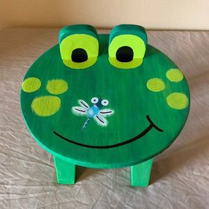Tabouret en bois pour enfants en forme de grenouille mignon, siège pour tout-petits, chaise ronde verte pour chambre à coucher, salle de bain, salle de jeux - Product Image 1