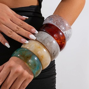 Bracelet en résine fait main, écologique, peint à la main, design transparent, finition lisse, léger, confortable, à porter au quotidien, artisanat - Product Image 5