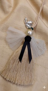 Porte-clés décoratif à franges avec perle et jupe en tulle, en coton beige - Product Image 3