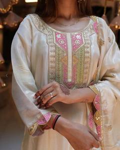 Vêtements indiens et pakistanais en chinon lourd avec broderies, ensemble salwar kameez avec dupatta, disponible au prix de gros - Product Image 1
