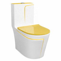 WC monobloc en céramique au design unique, couleur blanche, avec réservoir à ligne jaune clair, double chasse et abattant à fermeture douce, pour salle de bain de villa