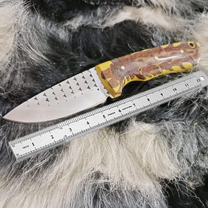 Cuchillo de cocina artesanal tipo raspador con mango de resina y funda de cuero - Product Image 5