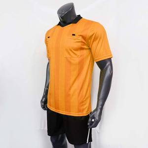 เสื้อกรรมการฟุตบอลชายแบบกำหนดเอง ลายทางสีส้ม แขนสั้น โพลีเอสเตอร์ 100% ระบายอากาศได้ดี ชุดฟุตบอลสำหรับผู้ใหญ่ - Product Image 1