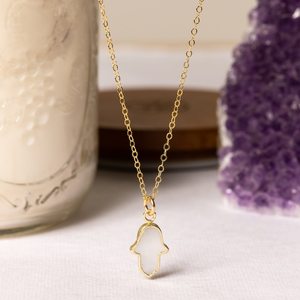 NIKHIL GEMS Mini Pendentif Main de Fatma en Argent Sterling, Bijou Classique et Élégant Plaqué Or pour Femme, Idéal pour les Fiançailles - Product Image 1