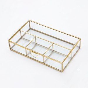 Boîte à bijoux vintage en verre, au design transparent, avec un cadre en métal fini or classique, conçue pour un rangement organisé. - Product Image 1