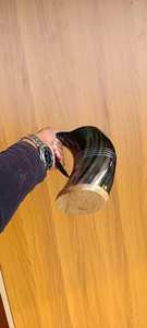 Tazas hechas a mano con el cuidado y la ternura que requiere la elaboración con cuerno natural de búfalo, que ofrecen una combinación única de encanto rústico y funcionalidad moderna. - Product Image 5