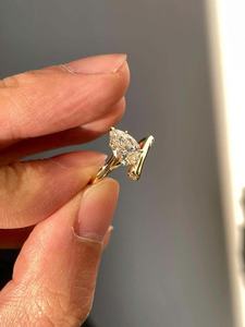Anillo de banda abierta curvada con corte de pera alargado de 2.02 CT cultivado en laboratorio, diseño único para mujer, con oro macizo de 14K, para regalo de promesa nupcial. - Product Image 6