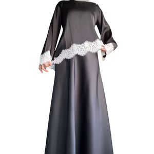 Haut en satin rose et blanc avec une bordure en dentelle asymétrique et des manches longues évasées - Product Image 4