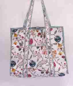 Sac fourre-tout indien en coton matelassé floral fait main avec fermeture à bouton, style bohème pour la plage et les voyages - Product Image 2