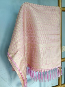 Echarpe de seda color melocotón para mujer, con diseño paisley y flecos, para uso ocasional. - Product Image 1