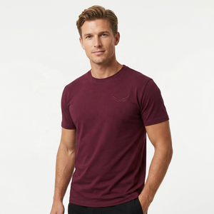 Camiseta de Manga Corta Color Borgoña para Hombre, Logotipo de Ala en Relieve, Corte Regular, Cuello Redondo, Tejido Jersey Informal, Color Sólido - Product Image 2