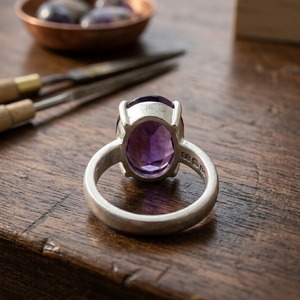 แหวนค็อกเทลเงินแท้ 925 สำหรับผู้หญิง ประดับด้วยพลอยแอมะทิสต์ทรงแปดเหลี่ยมเจียระไนแบบธรรมชาติ ตัวเรือนแบบหนามเตย สไตล์ดั้งเดิม เหมาะสำหรับงานแต่งงานแบบคริสเตียน - Product Image 3