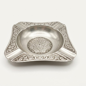 Cendrier carré en métal gravé, alliage de zinc, porte-cigarettes rétro, motif classique en relief, cendrier de table pour la maison, le bar, l'hôtel - Product Image 1