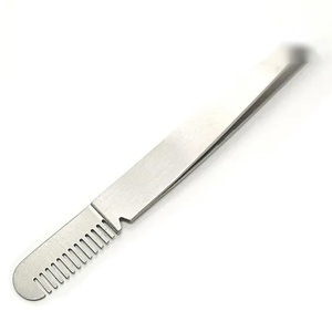 Pinzas de Cejas Ergonómicas de Acero Inoxidable de 9 cm con Punta Puntiaguda y Baño de Oro Moderno y Ecológico de Ryzer Studio - Product Image 2