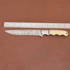 Cuchillo de chef para filetear hecho a mano con acero de Damasco, mango de hueso de camello y funda de cuero. - Product Image 3
