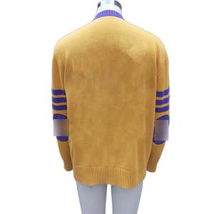 Cardigan tricoté jaune à col en V pour homme avec bordure violette, manches longues, design uniforme, idéal pour l'automne et l'école - Product Image 2