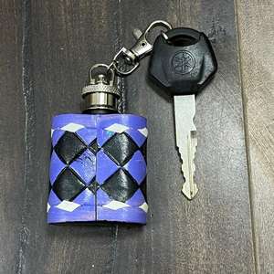 Llavero de cuero a cuadros personalizado, mini botella de whisky, de cuero genuino, regalo promocional, superventas para la Expo de Marzo - Product Image 6