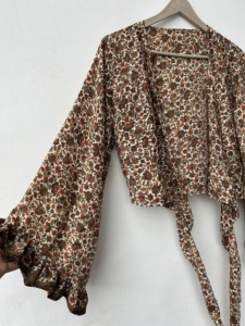 Haut Cache-Cœur Hippie Bohème Vintage en Soie avec Manches Cloche et Nœud, Style Rétro Éco-responsable et Esthétique Spirituel - Product Image 3