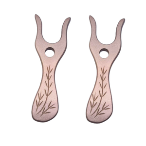 Fourche à tricoter en bois conçue pour les artisans recherchant un outil intemporel pour la fabrication de cordons décoratifs et utilitaires. - Product Image 2