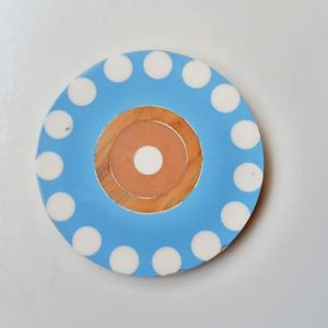 Elegante Posavasos Redondo con Diseño de Puntos en Azul Cielo con Centro en Tono Madera, Accesorio Decorativo para Protección de Mesa - Product Image 1