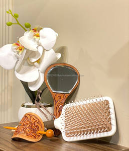 Nuevo estilo occidental para mujer, cuero con grabado, 3 piezas, cepillo para el cabello, espejo de mano y palo para el cabello, juegos de tocador, juegos de viaje elegantes - Product Image 3