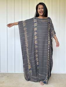 Caftán de Lujo con Cuello Barco y Estampado Tie-Dye Gris Azulado AC 22, Talla Grande, Vestido de Vacaciones - Product Image 5