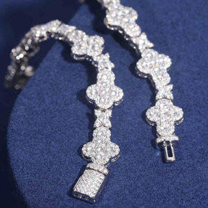 Pulsera de Lujo de Moissanita con Diseño de Trébol, Pulsera de Eslabones Florales con Incrustaciones, Acabado Plateado, Joyería Brillante y Llamativa - Product Image 2